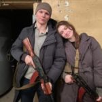 ウクライナのカップル、結婚初日にライフル銃を手に　国家防衛のため　「いま私たちはここにいて、自分たちにできる限りのことをしている」「そうすれば国を守りに行くことができる」　＝ネットの反応「はじめての共同作業が重すぎる…」「２人の無事を祈る」