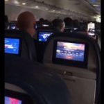 【動画】ワシントンDCに向かう飛行機の中にロムニー共和党上院議員が同乗していることが発覚　トランプ支持者たちから「裏切者！」コール連呼で大罵声を浴びるｗ