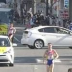 ＜動画あり＞全国高校駅伝　女子のレース中に車(プリウス)が警察官の制止を振り切ってコース横切る　車をよけて走る選手も～ネットの反応「また上級国民？」