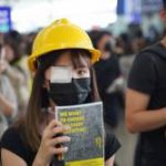 【速報】香港警察、女性の頭を狙って発砲