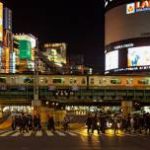 【悲報】 新宿駅、深夜にバス待ち客で溢れるのが常態化　通勤客は大迷惑 「こいつら全員消えてくれ！」